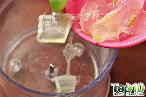 homemade coconut oil and aloe vera moisturizer step1s