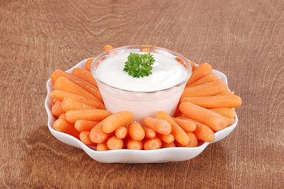 baby carrots with dip