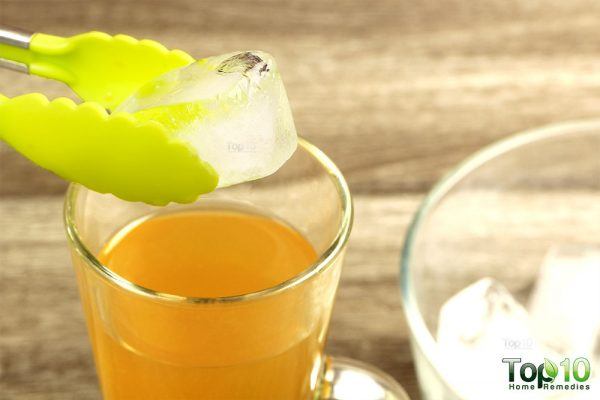 add ice cubes to your green tea lemonade