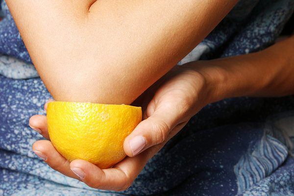 frotter la peau avec le zeste de citron