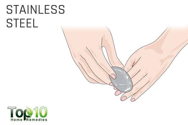use stainless steel objects to remove garlic breath and smell from hands